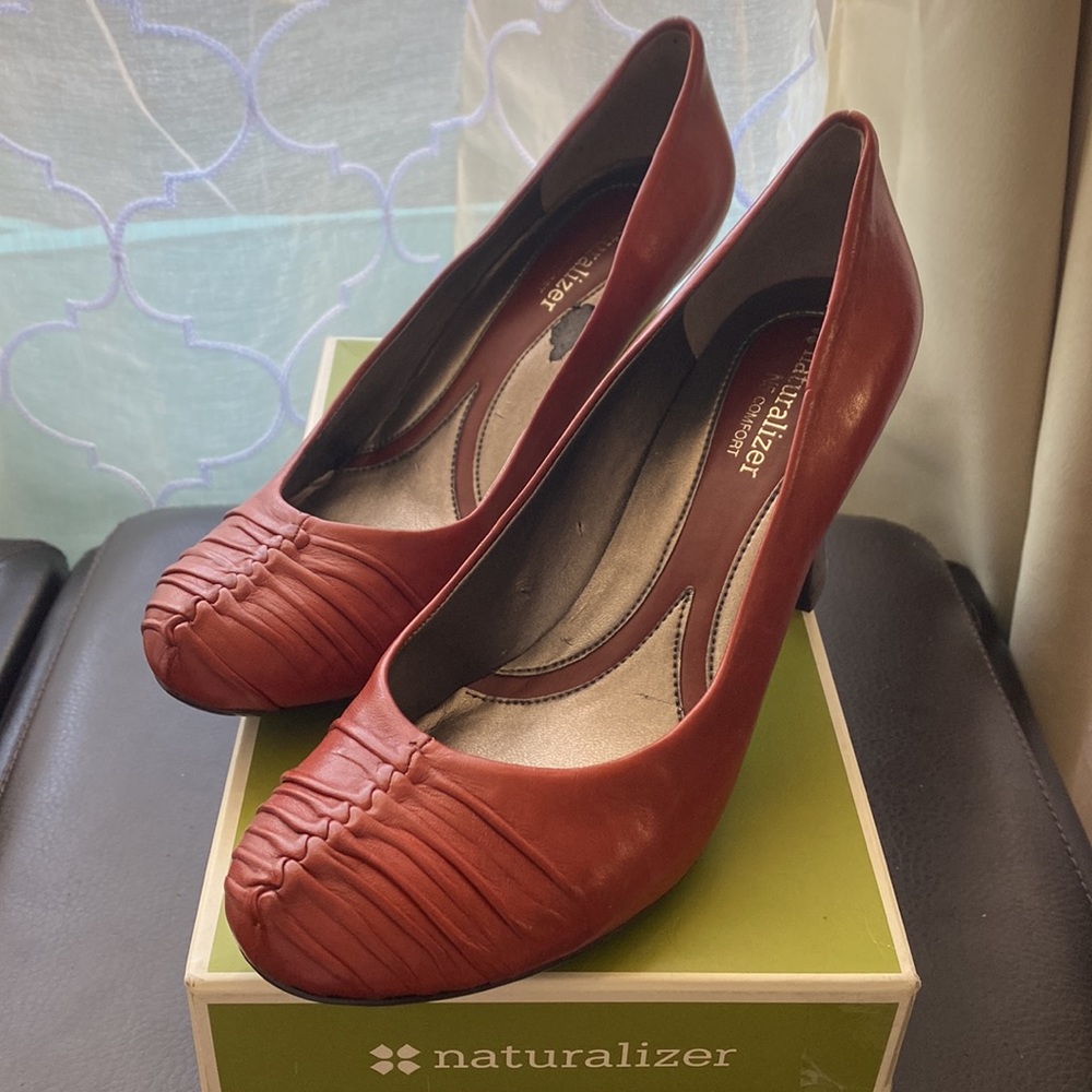 Brand New Naturalizer Upper Leather Pumps/Heels.